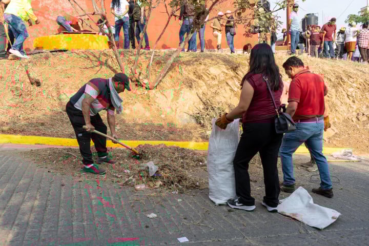 Vecinas y vecinos participan en Tequio en la Colonia Monte Albán de San Martín Mexicapam