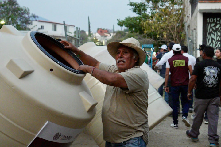 Entrega Ray Chagoya de 400 Tinacos a familias del Ejido Guadalupe Victoria