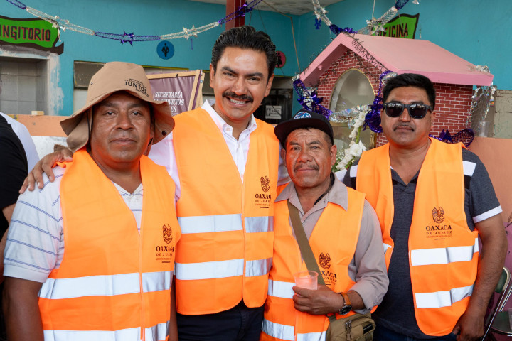 Entrega Ray Chagoya herramientas de trabajo a personal de limpia y barrido