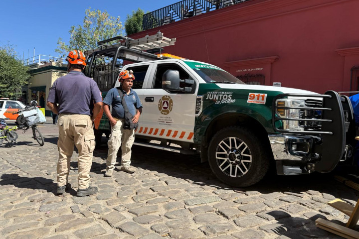 Municipio de Oaxaca de Juárez atiende incidente por ráfagas de viento en feria artesanal