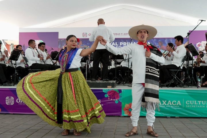 Inicia el Festival Primavera Rodolfo Morales con emotivo concierto en el Zócalo de Oaxaca