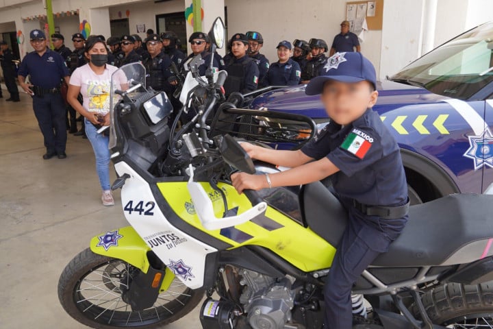 Secretaría de Seguridad Vecinal nombra a tres niños como Policías Honorarios
