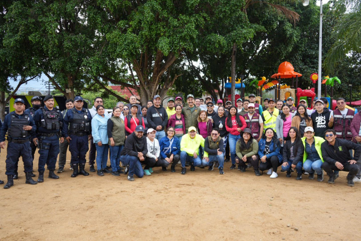 Avanza la transformación de San Martín Mexicapan con tequio en la colonia Azucenas