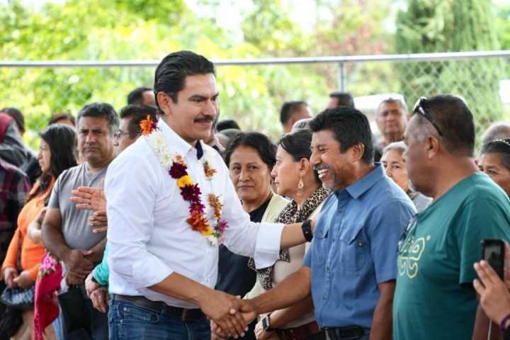 Ray Chagoya y Salomón Jara recorren agencias municipales con acciones que responden a las necesidades del pueblo