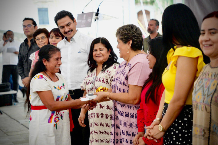 Gobierno municipal de Oaxaca de Juárez reconoce a contribuyentes responsables