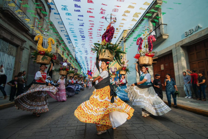 Oaxaca de Juárez celebra el Primer Encuentro de Chinas Oaxaqueñas, Marmoteros y Faroleros