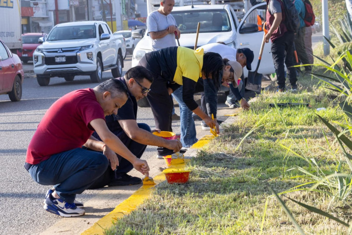 Tequio Vecinal embellece acceso a la ciudad de Oaxaca