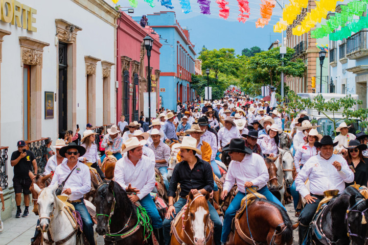 Oaxaca de Juárez participó en la 8ª Cabalgata Ranchos Unidos en el marco de la Guelaguetza 2025