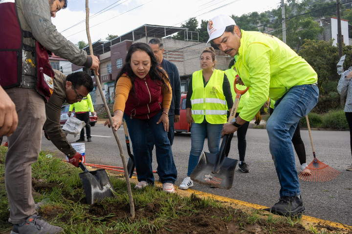 Embellecen acceso poniente de la ciudad con tequio vecinal en la Carretera Internacional