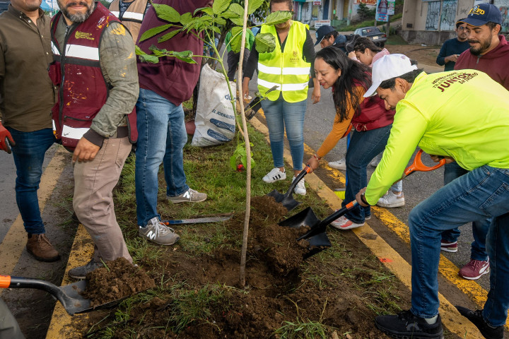 Embellecen acceso poniente de la ciudad con tequio vecinal en la Carretera Internacional