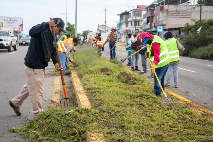 Embellecen acceso poniente de la ciudad con tequio vecinal en la Carretera Internacional