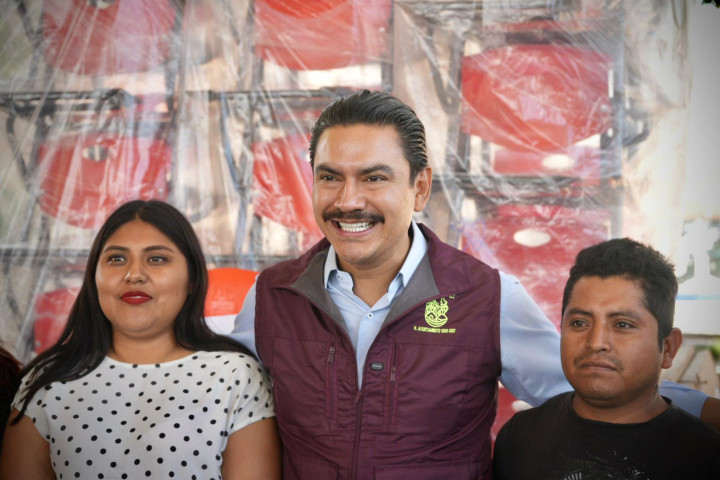 Entregan mobiliario y equipo educativo en escuelas de Viguera y Santa Rosa Panzacola