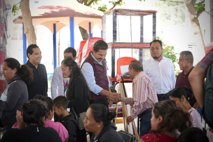 Entregan mobiliario y equipo educativo en escuelas de Viguera y Santa Rosa Panzacola