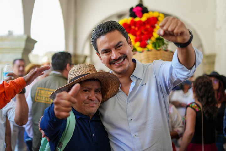 Reconocen a barrenderas y barrenderos en su día con alegre calenda