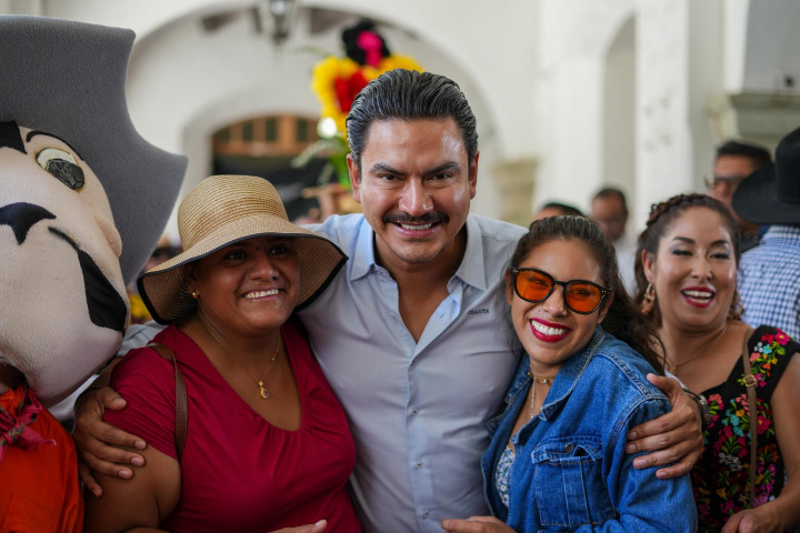 Reconocen a barrenderas y barrenderos en su día con alegre calenda