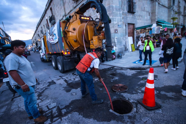 Municipio refuerza limpieza y mantenimiento de alcantarillado en Oaxaca de Juárez