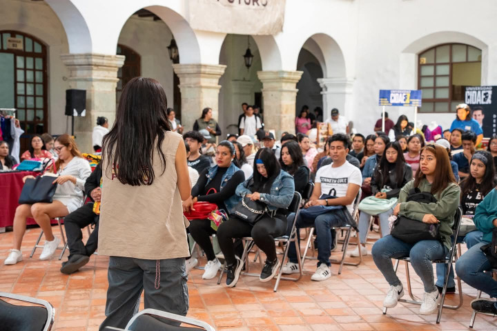Impulsan a juventudes emprendedoras con feria en el Palacio Municipal