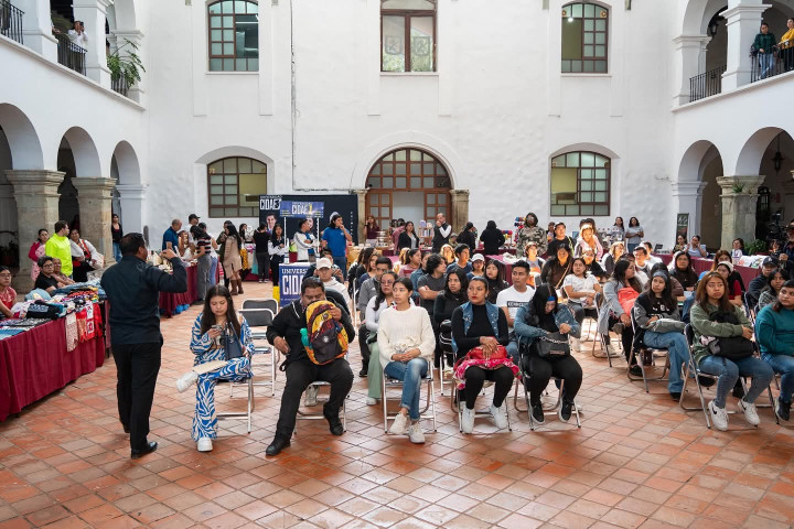 Impulsan a juventudes emprendedoras con feria en el Palacio Municipal