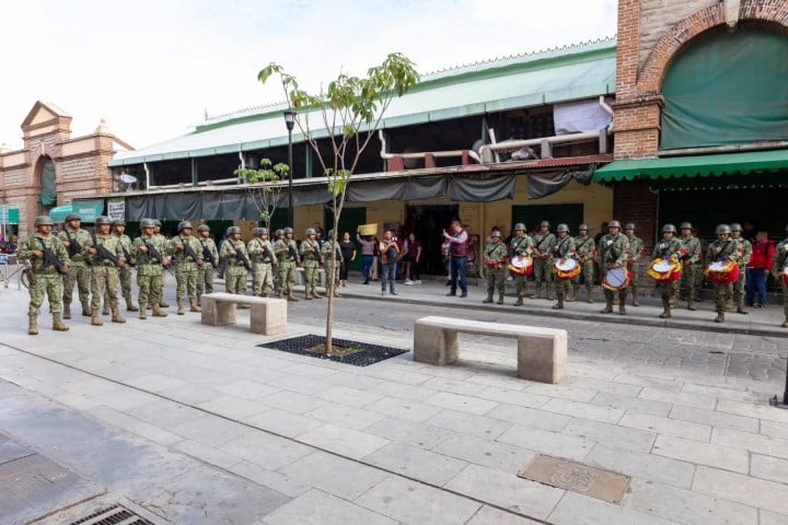 Ray Chagoya encabeza izamiento de la Bandera Nacional en el Mercado 20 de Noviembre