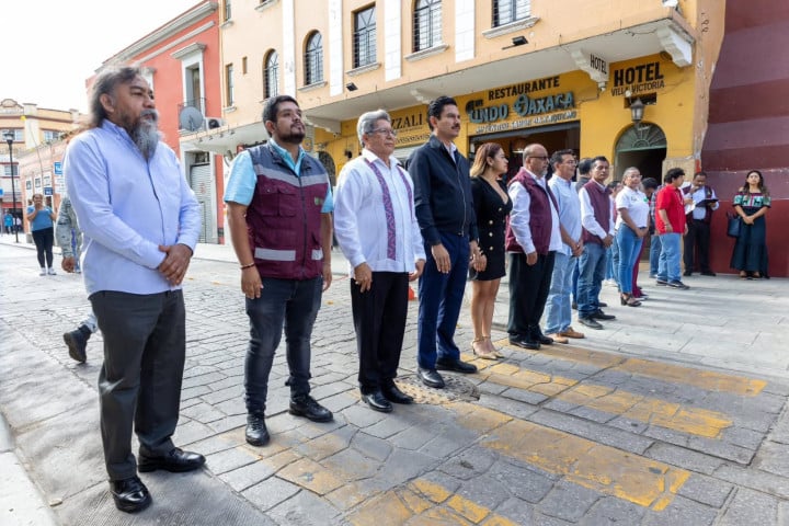 Ray Chagoya encabeza izamiento de la Bandera Nacional en el Mercado 20 de Noviembre