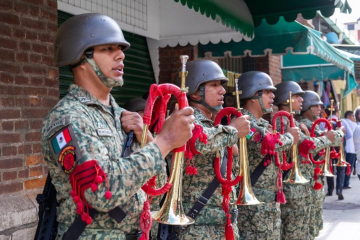 Ray Chagoya encabeza izamiento de la Bandera Nacional en el Mercado 20 de Noviembre