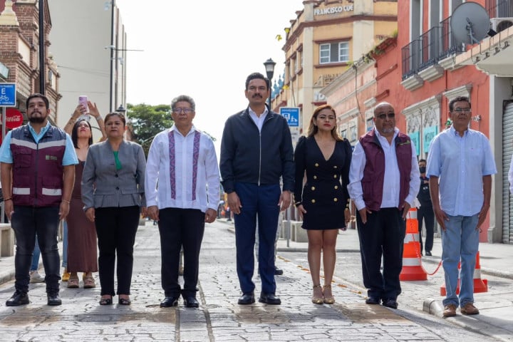 Ray Chagoya encabeza izamiento de la Bandera Nacional en el Mercado 20 de Noviembre