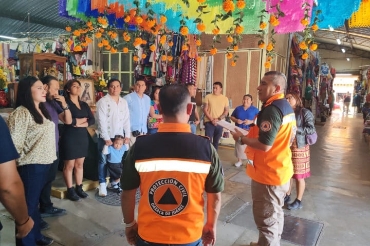 Continúa la toma de protesta de Unidades Internas de Protección Civil en mercados municipales