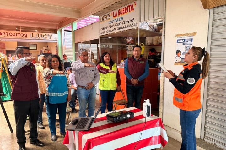Continúa la toma de protesta de Unidades Internas de Protección Civil en mercados municipales