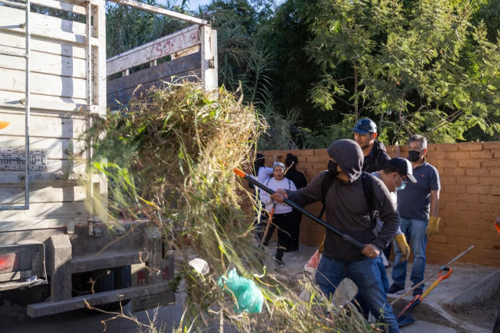 Lomas del Crestón fortalece su entorno con Tequio Vecinal encabezado por el presidente Ray Chagoya