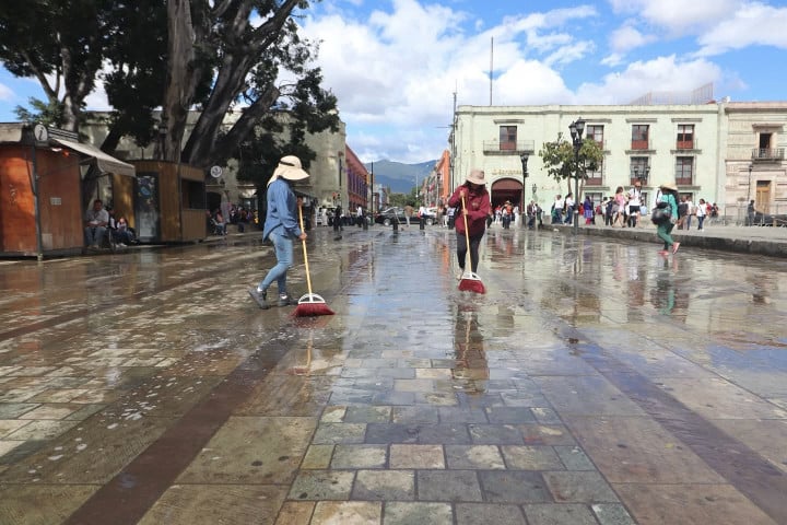 Refuerzan limpieza en el Centro Histórico con intervención en la Alameda de León