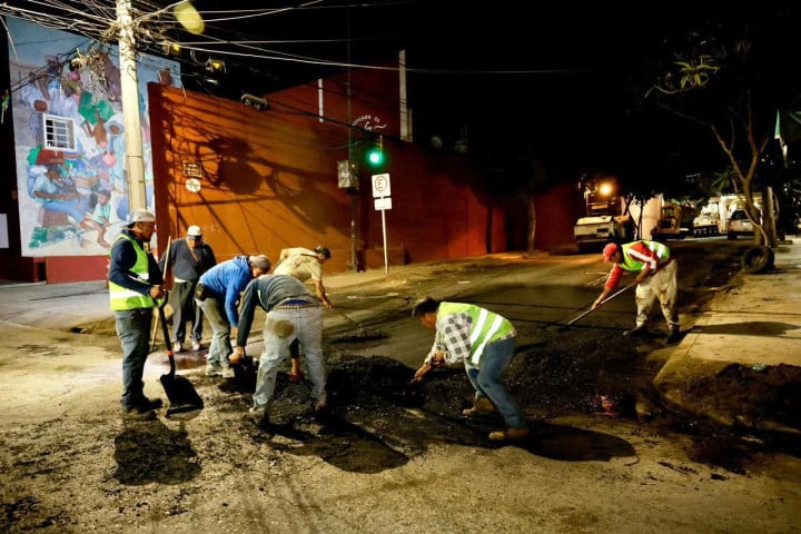 Refuerza Municipio de Oaxaca de Juárez trabajos de bacheo en distintos puntos de la ciudad