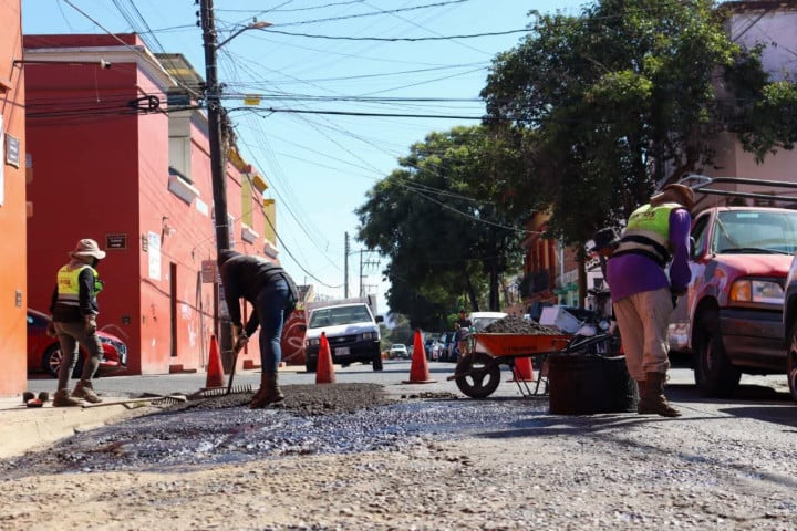 Refuerza Municipio de Oaxaca de Juárez trabajos de bacheo en distintos puntos de la ciudad