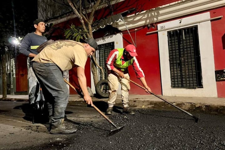 Refuerza Municipio de Oaxaca de Juárez trabajos de bacheo en distintos puntos de la ciudad