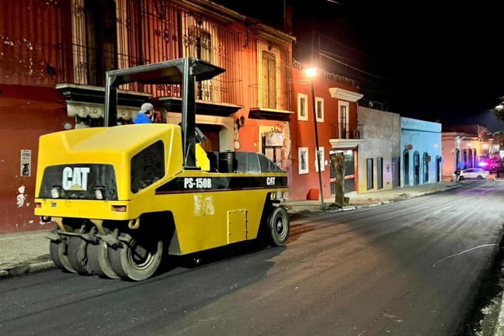 Refuerza Municipio de Oaxaca de Juárez trabajos de bacheo en distintos puntos de la ciudad