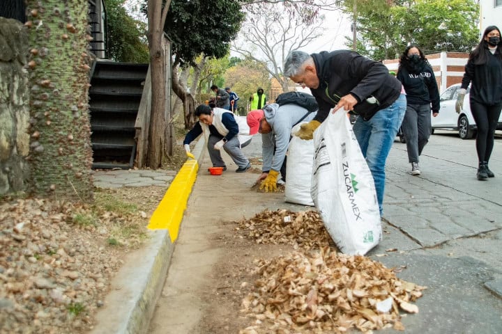 Realizan Tequio Vecinal en la Calzada del Panteón, agencia de San Felipe del Agua