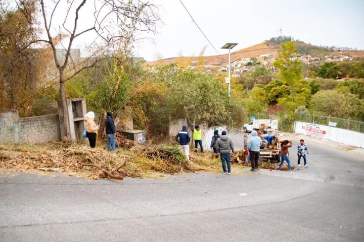 Realizan Tequio Vecinal en la Calzada del Panteón, agencia de San Felipe del Agua