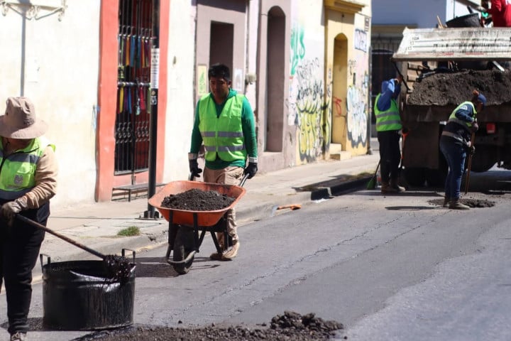 Refuerza Gobierno Municipal de Oaxaca de Juárez acciones de bacheo en vialidades estratégicas