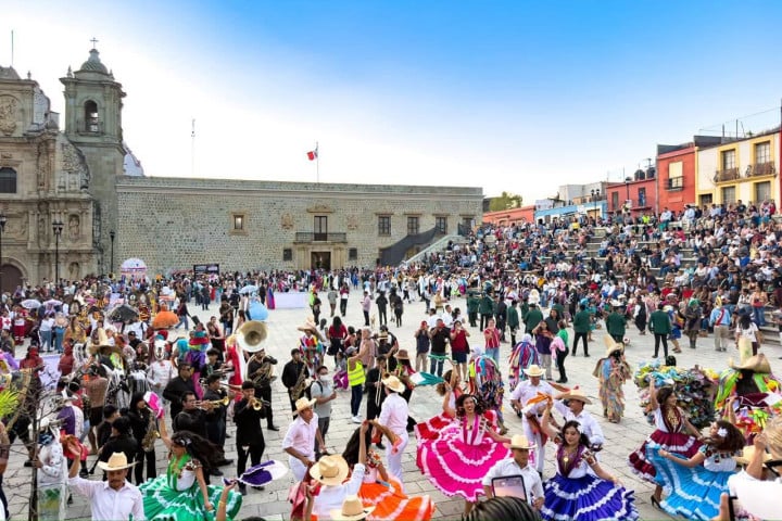 El corazón de la capital latió al ritmo de 14 carnavales oaxaqueños