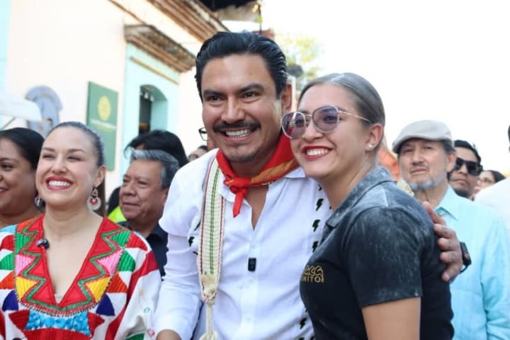 El corazón de la capital latió al ritmo de 14 carnavales oaxaqueños