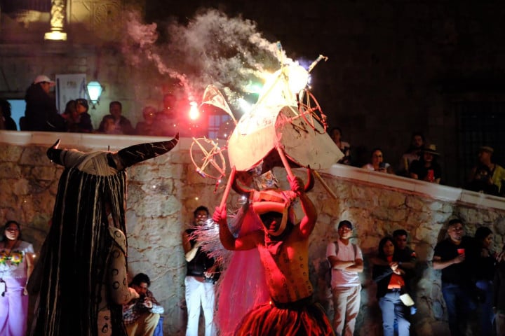 El corazón de la capital latió al ritmo de 14 carnavales oaxaqueños
