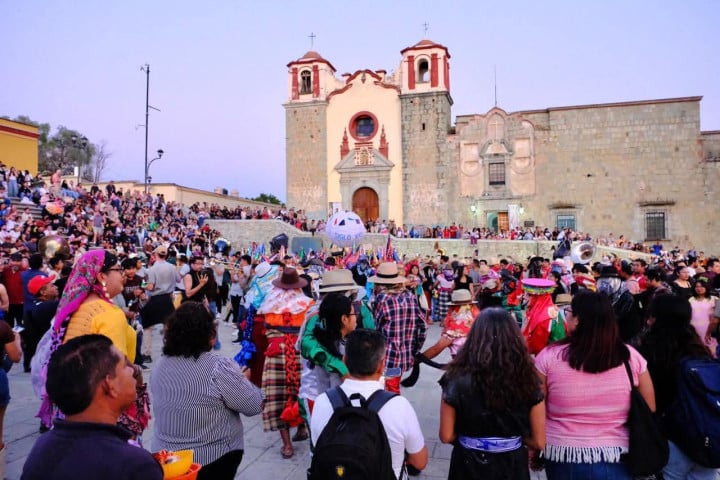 El corazón de la capital latió al ritmo de 14 carnavales oaxaqueños