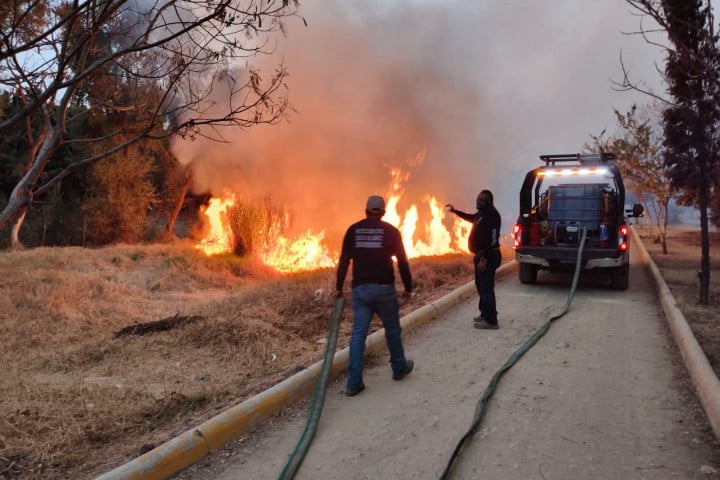 Se atiende el incendio de pastizales registrado en las riberas del río Atoyac