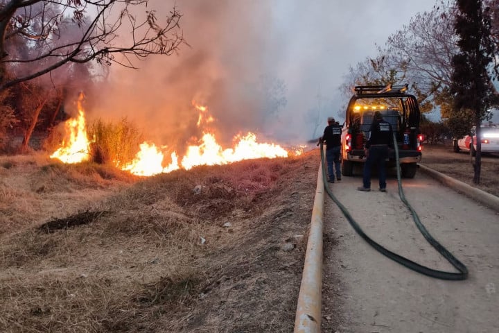 Se atiende el incendio de pastizales registrado en las riberas del río Atoyac